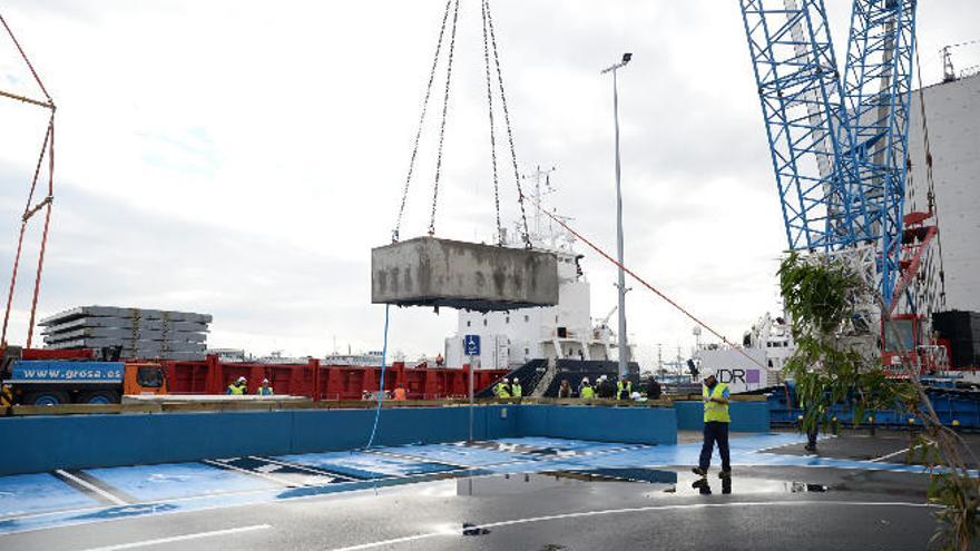 Maniobras de preparación para la instalación de los cristales del acuario.