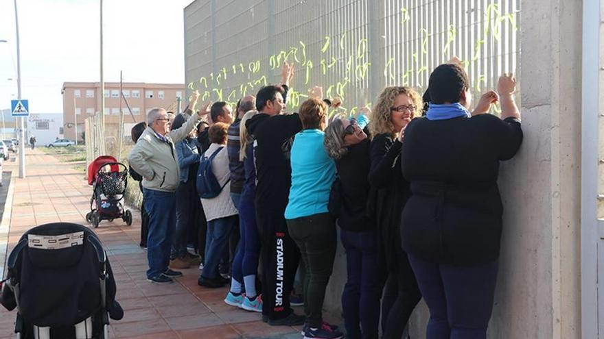 El colegio Juan Carlos I se llena con 802 lazos para que terminen las obras