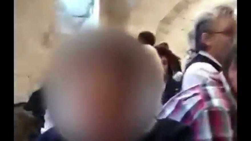 Dimite el responsable de una cofradía que celebró una fiesta con estriptís en un local de la Iglesia