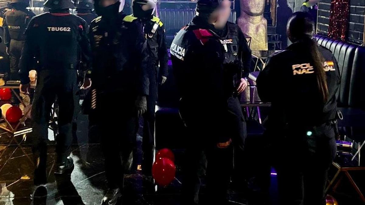 Operativo policial en una discoteca.