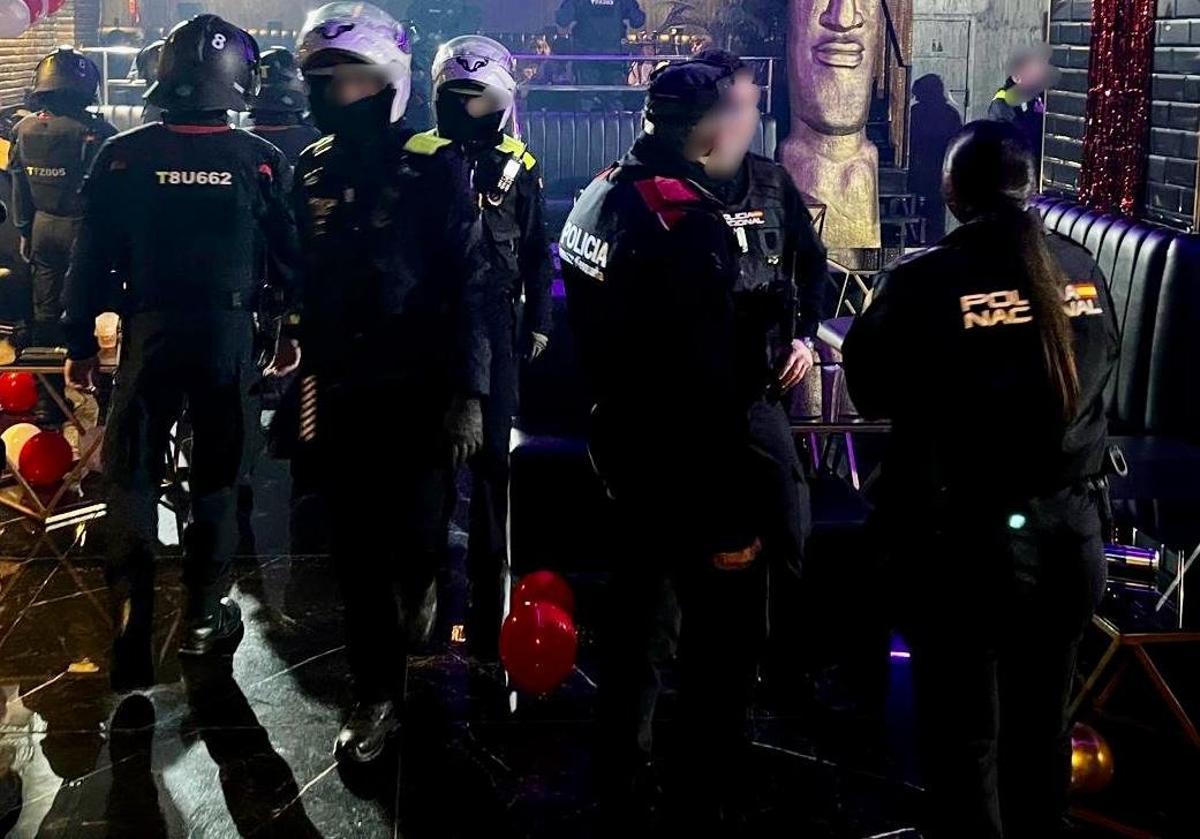 Imagen del dispositivo policial conjunto en una discoteca de Mataró