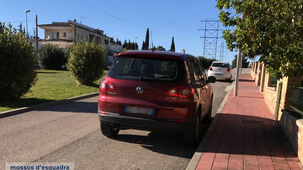 El coche del supuesto mafioso en una calle de una urbanización de El Vendrell.