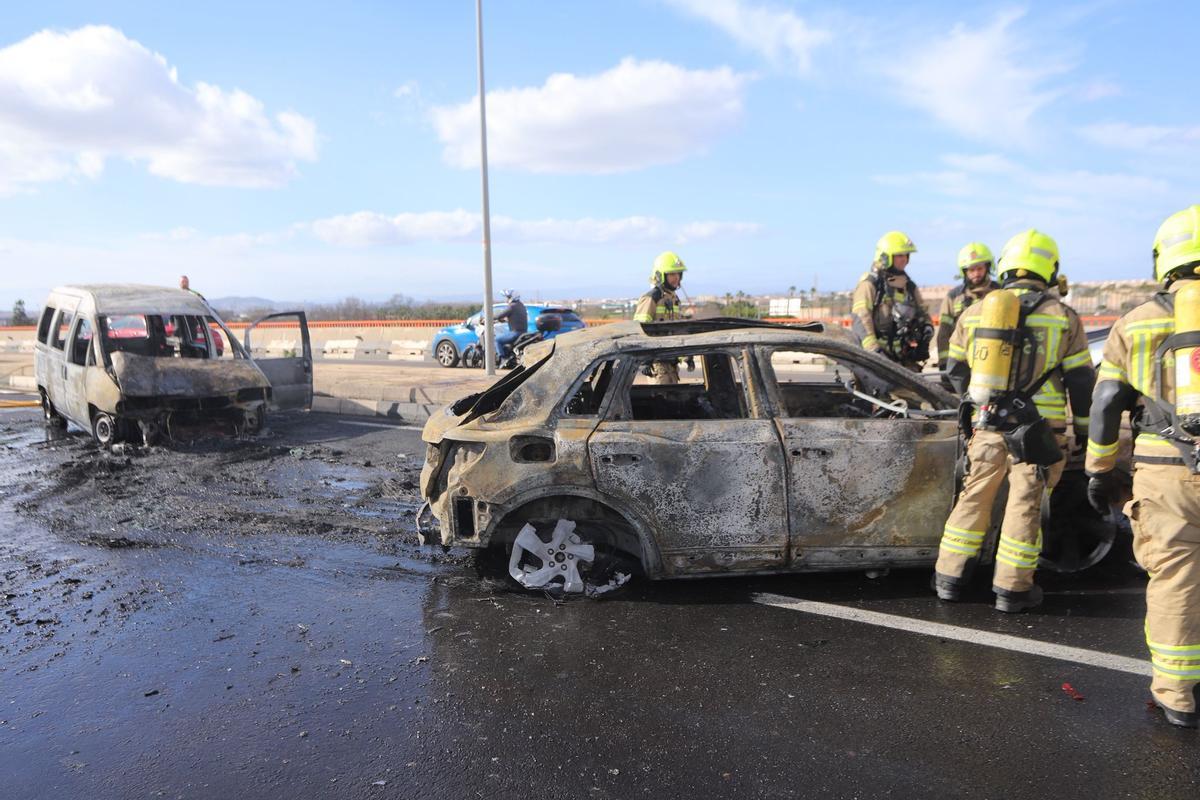 Arden dos vehículos en la autovia de Picanya tras colisionar