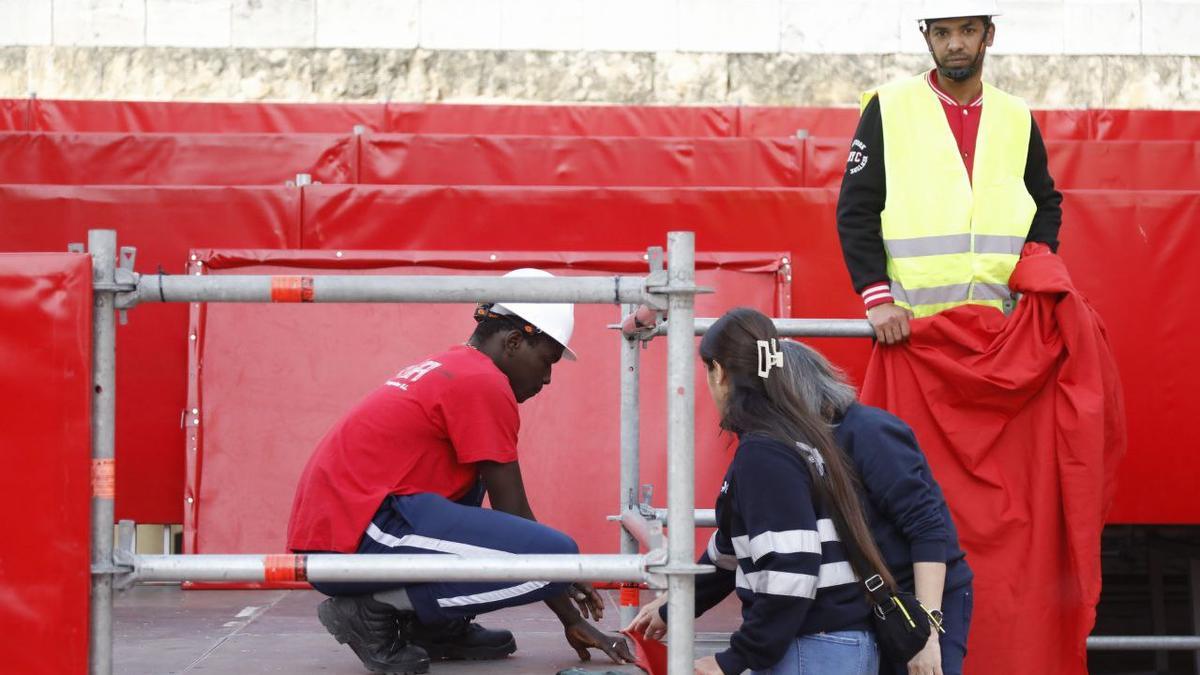 Montaje de palcos de la carrera oficial de la Semana Santa de 2024, en el entorno de la Puerta del Puente.