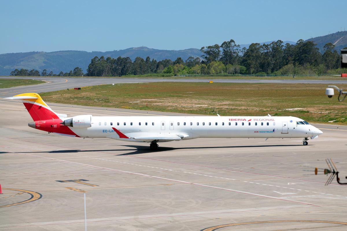 Un avión de Air Nostrum que cubría la ruta entre Vigo y Valencia en el aeropuerto de Peinador en abril de 2025.
