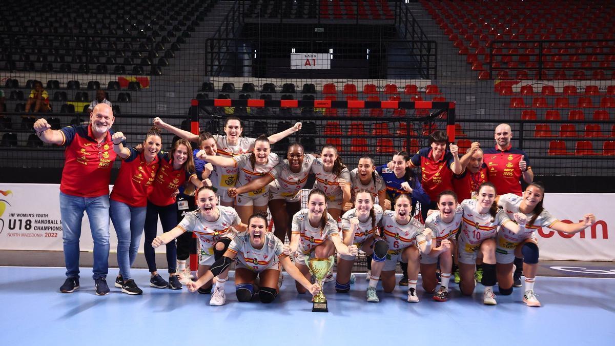 Las Guerreras juveniles, con la Copa Presidente