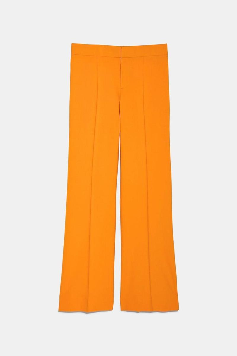 Pantalón de tiro medio en color mandarina de Zara. (Precio: 39,95 euros. Precio rebajado: 19,99 euros)