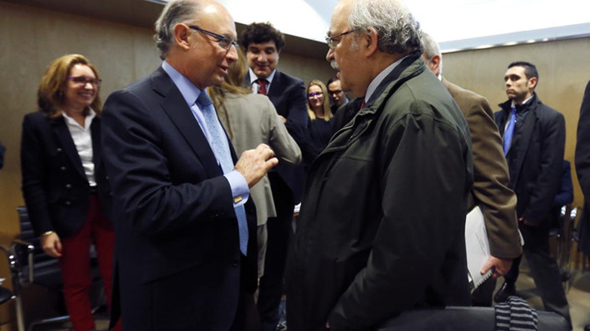 Cristóbal Montoro habla con Andreu Mas-Colell, en la reunión de consejeros de Economía, el pasado 18 de diciembre en Madrid.