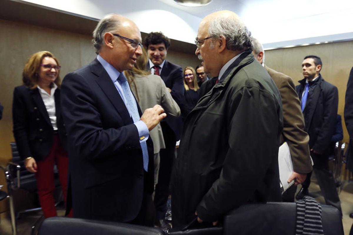 Cristóbal Montoro parla amb Andreu Mas-Colell, en la reunió de consellers d’Economia, el 18 de desembre a Madrid.