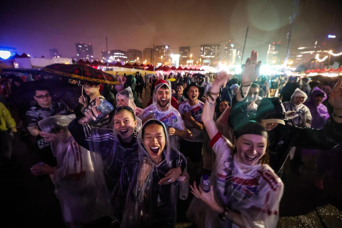 La lluvia suspende temporalmente algunos conciertos el primer día del Primavera Sound. La lluvia suspende temporalmente algunos conciertos el primer día del Primavera Sound.