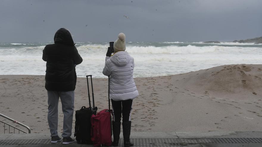 Alerta roja en el litoral coruñés por olas de hasta nueve metros