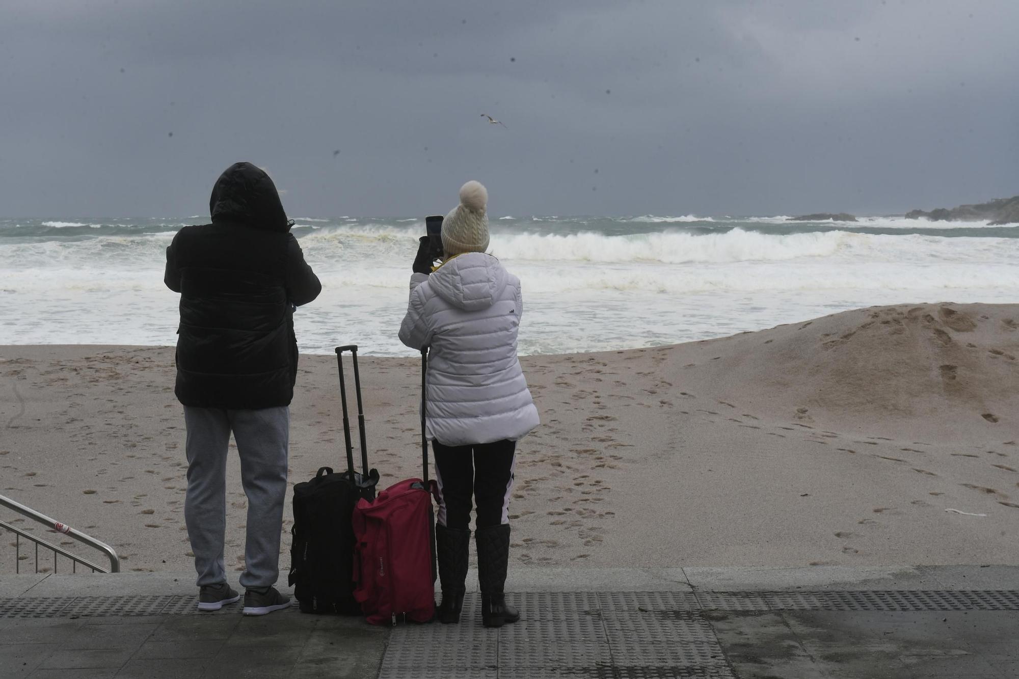 Alerta roja en el litoral coruñés por olas de hasta nueve metros