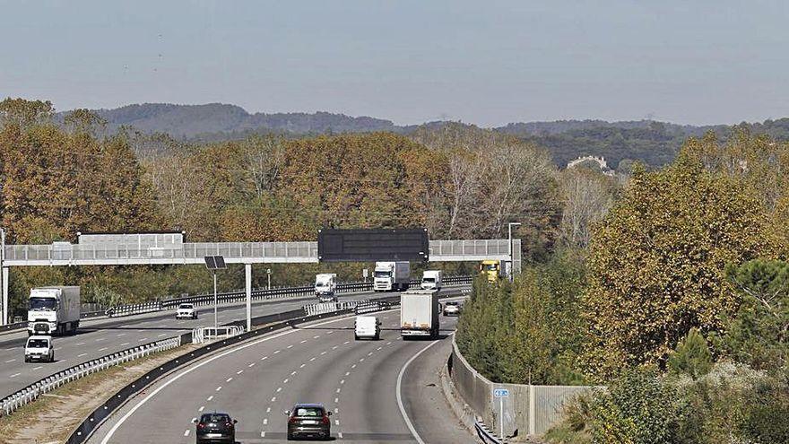 L’autopista AP-7, al seu pas pel terme de Salt.