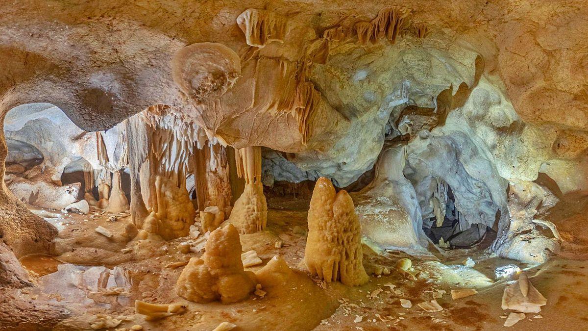 El interior de la cueva descubierta en La Araña.