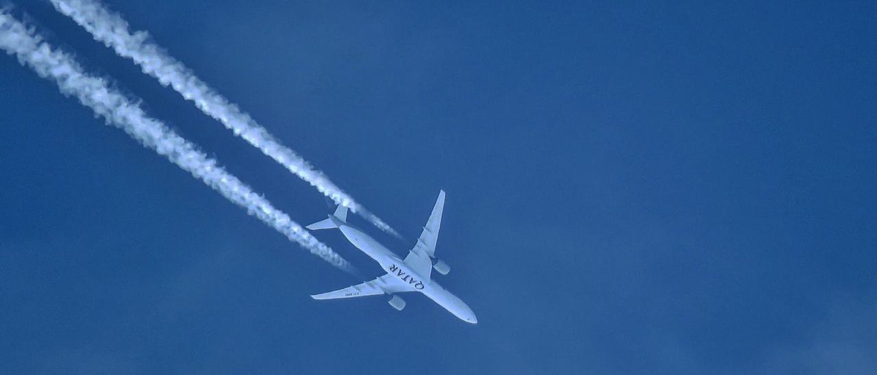 Estelas creadas por un avión.