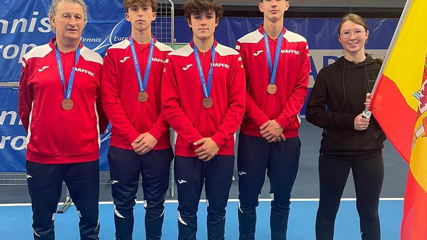 Sergi Fita se cuelga el bronce con la Selección Española sub-16 en el Campeonato de Europa de pista cubierta