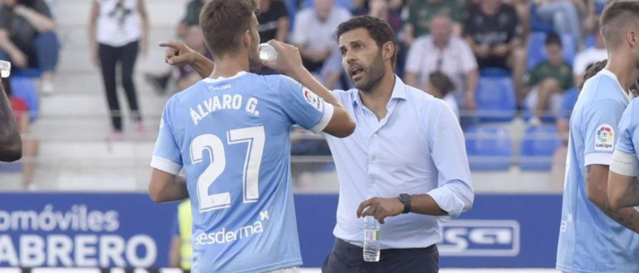 Javier Baraja da instrucicones a Álvaro García durante un partido de la temporada.