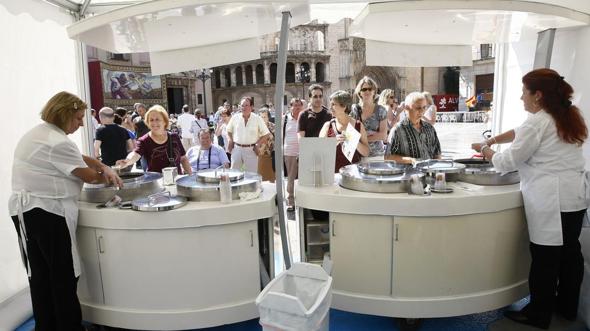 Degustación de horchata en València, en una imagen de archivo.