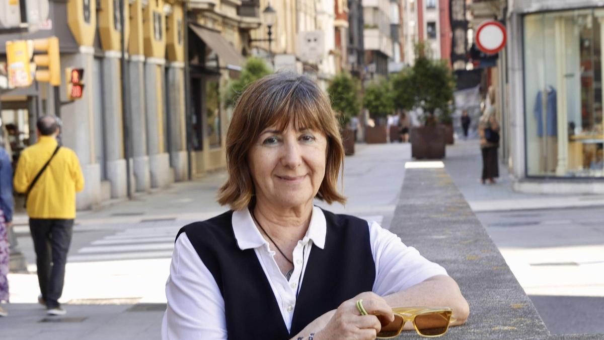 Ana de Miguel Álvarez, este lunes en la plaza del Instituto.