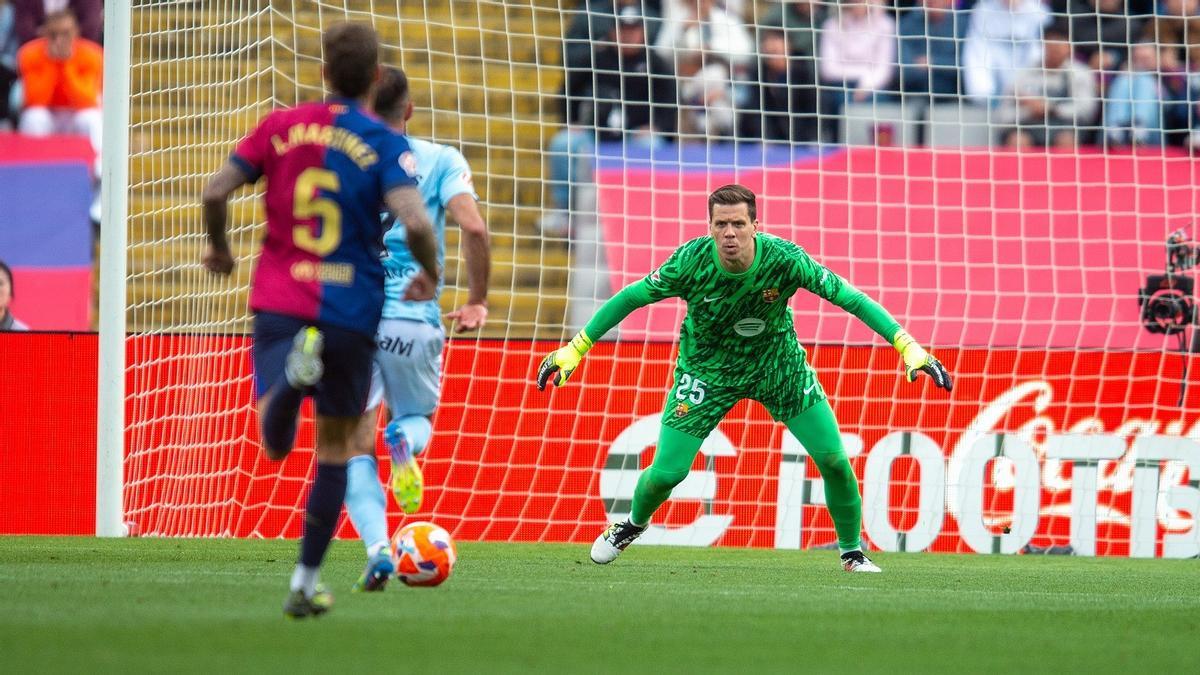 Borja Iglesias se marcha en solitario hacia Szczesny.