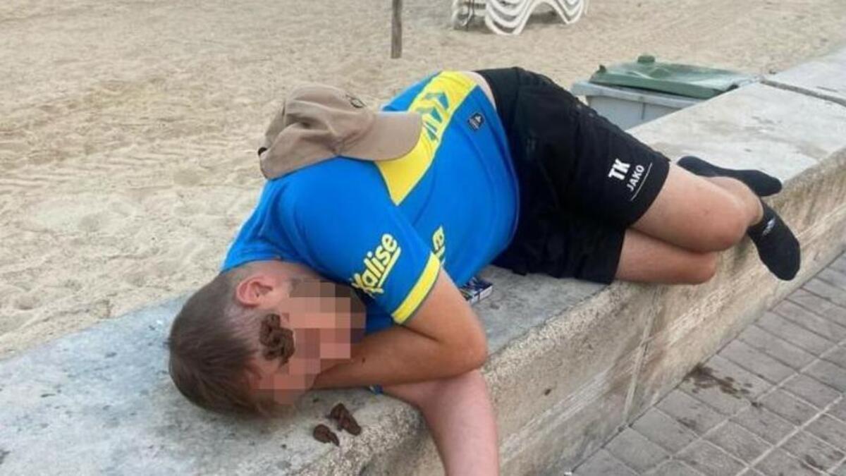 Vídeo de un turista defecando sobre un hombre dormido en una playa en Mallorca
