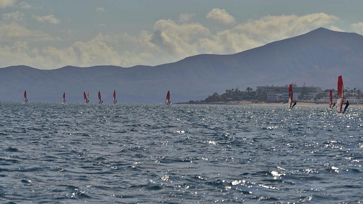 Lanzarote estrena su regata en windsurf foil |