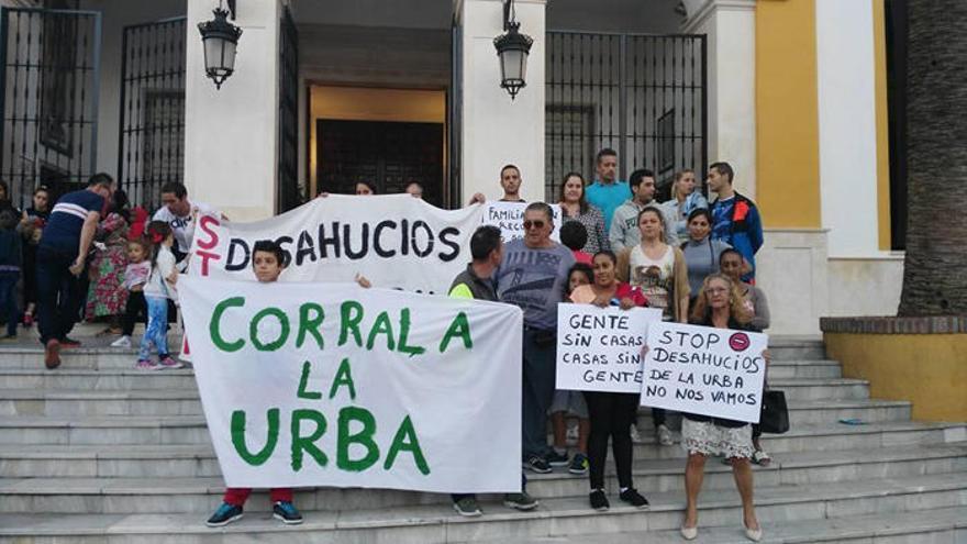 Vecinos protestan en San Pedro a principios de 2016 contra un desahucio en el municipios.