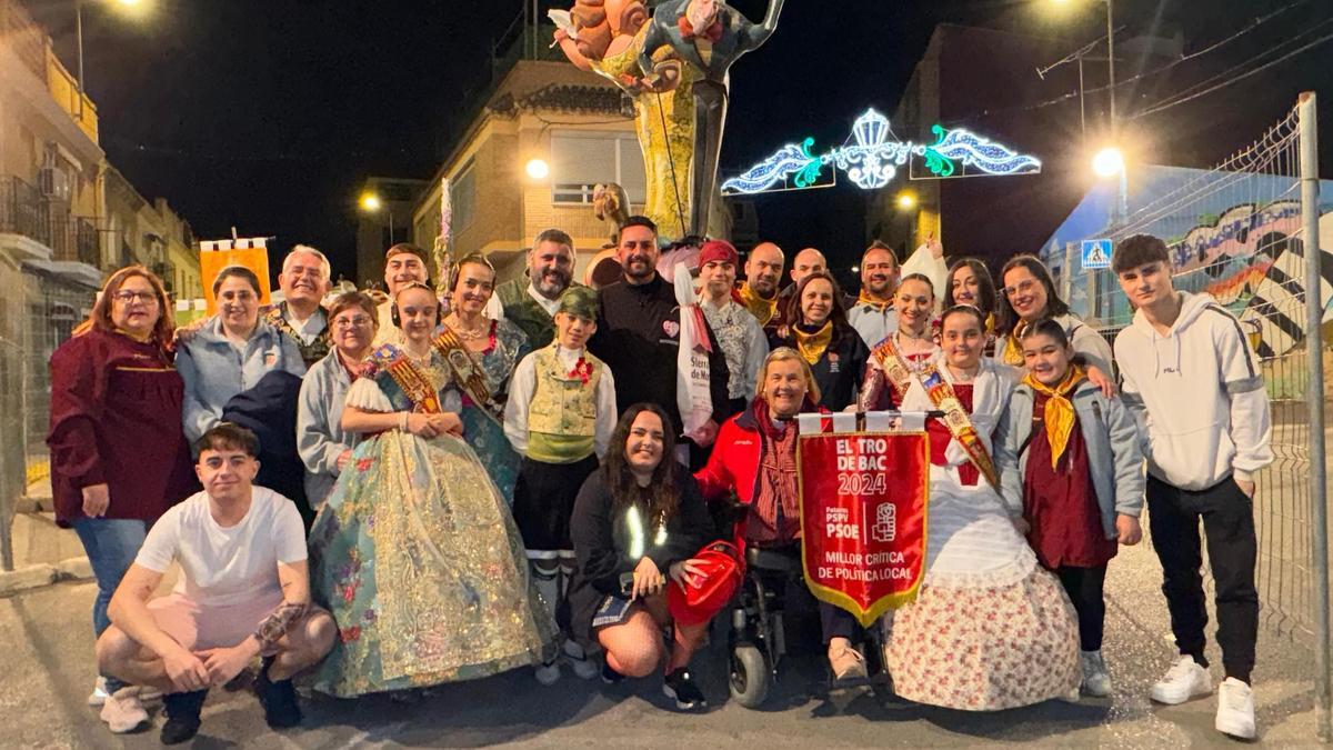 Los socialistas David Fortea y Francisca Perique en la entrega del Premio Tro de Bac a los representantes de la Falla Mariano Benlliure de Paterna