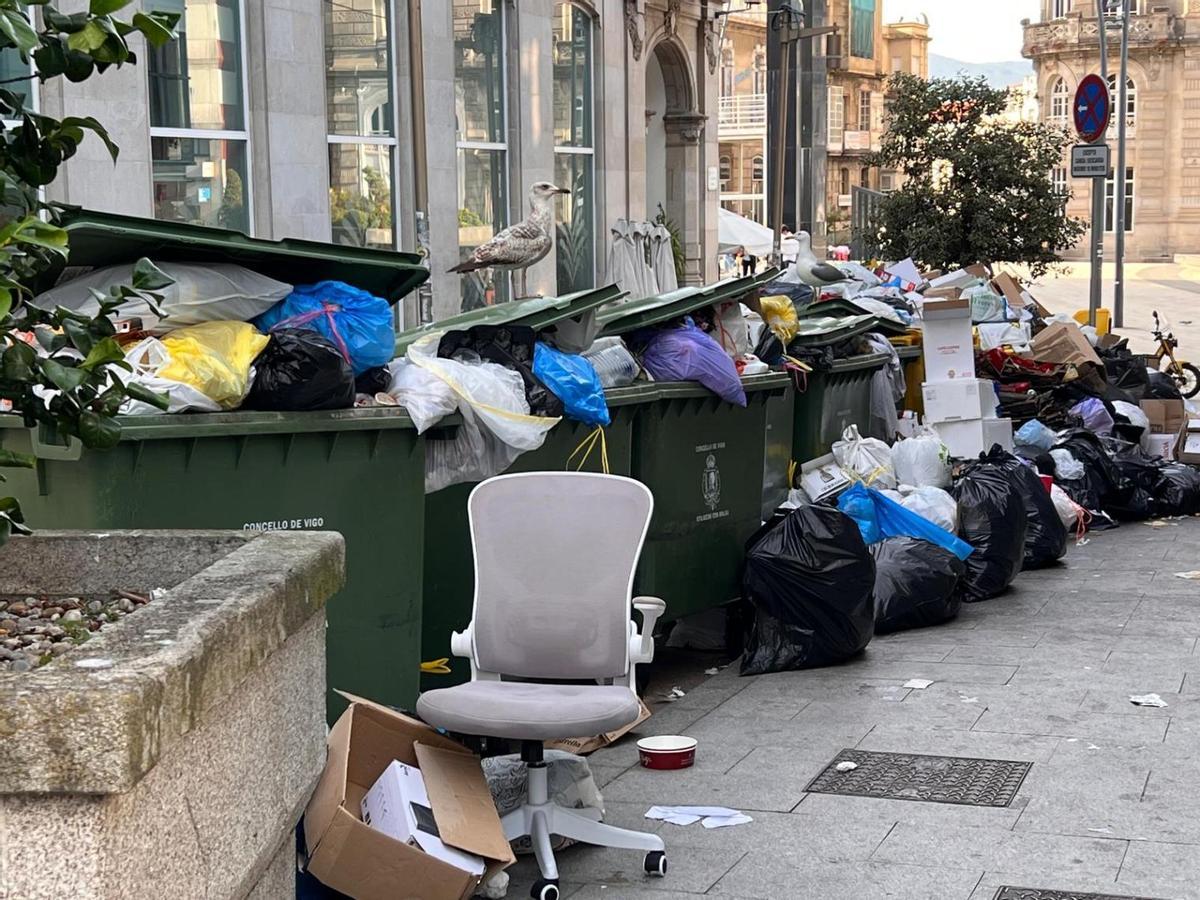 Las bolsas y desperdicios se acumulan en Vigo por la huelga de basura