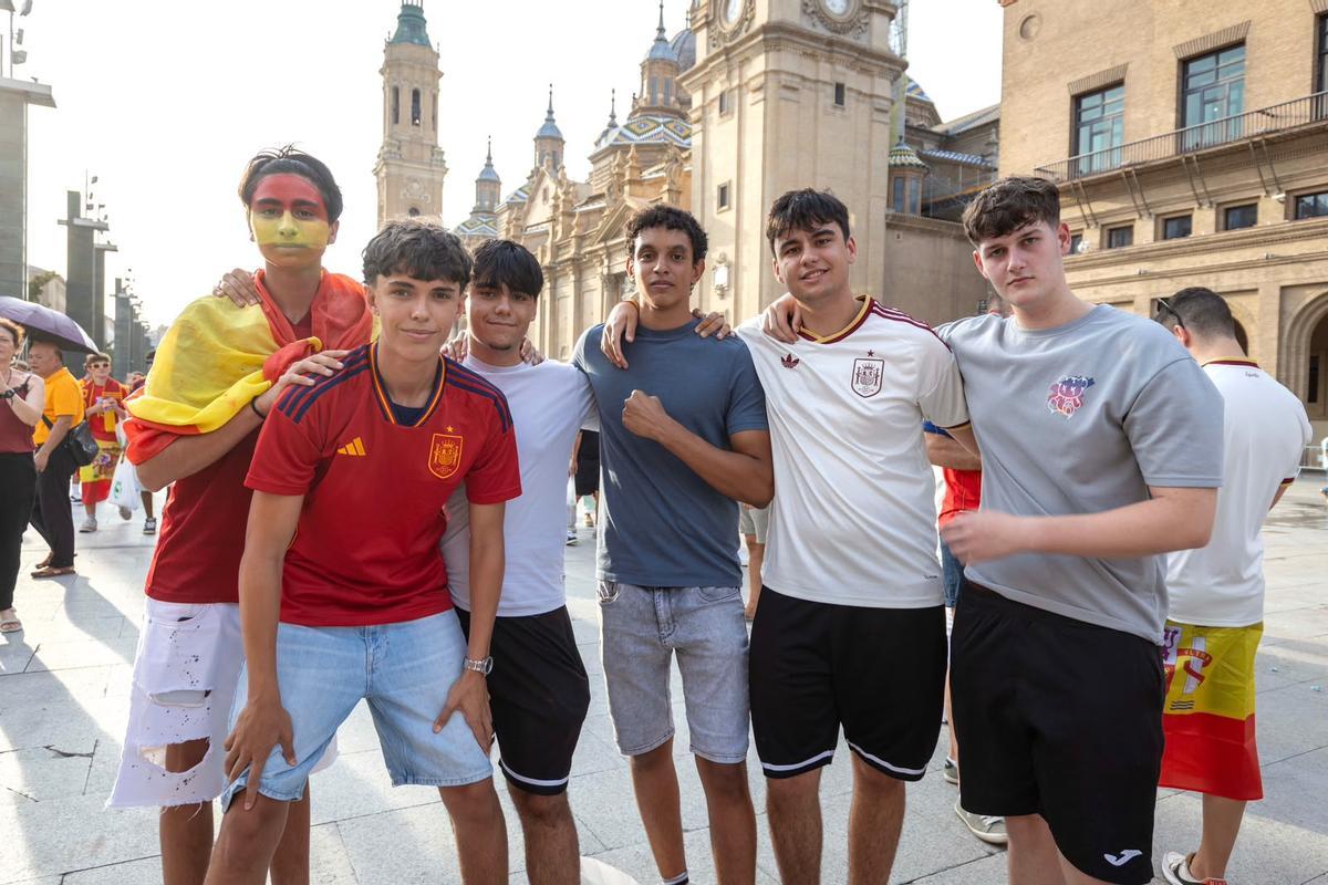 En imágenes | Zaragoza espera en la plaza del Pilar el inicio del España-Francia