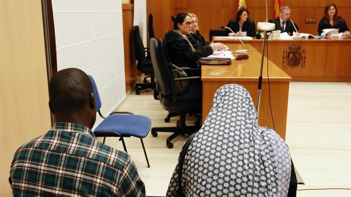 Juicio en la Audiencia de Barcelona a un matrimonio acusado por la ablación de sus dos hijas, en mayo del 2013.