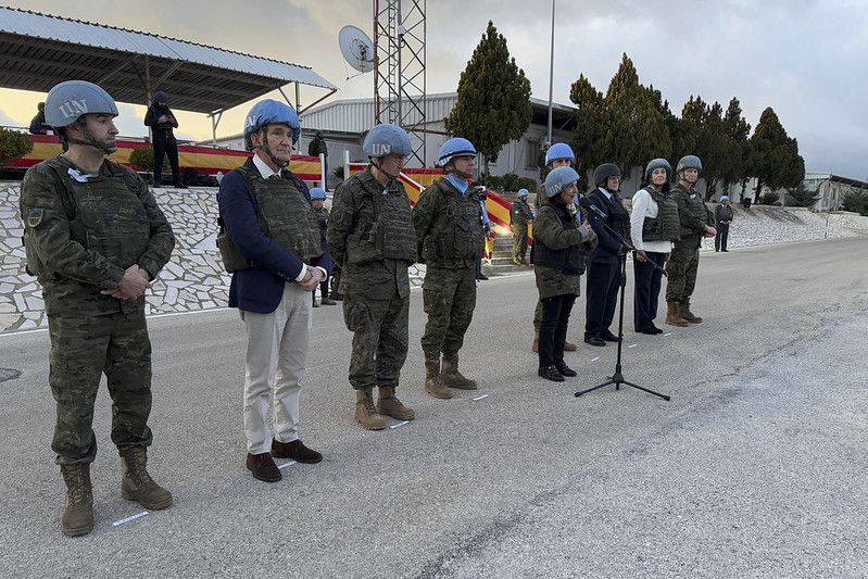 La ministra Robles visita a los soldados de la Brigada X en Líbano