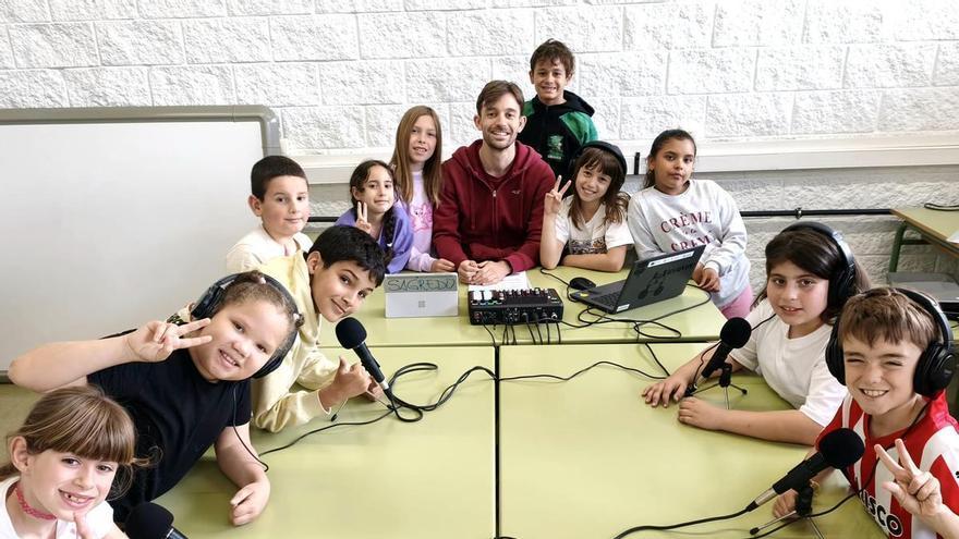 Julio Verne y el "cole de sus sueños" llevan a escolares del Santa Olaya hasta la final de unos premios nacionales de radio escolar