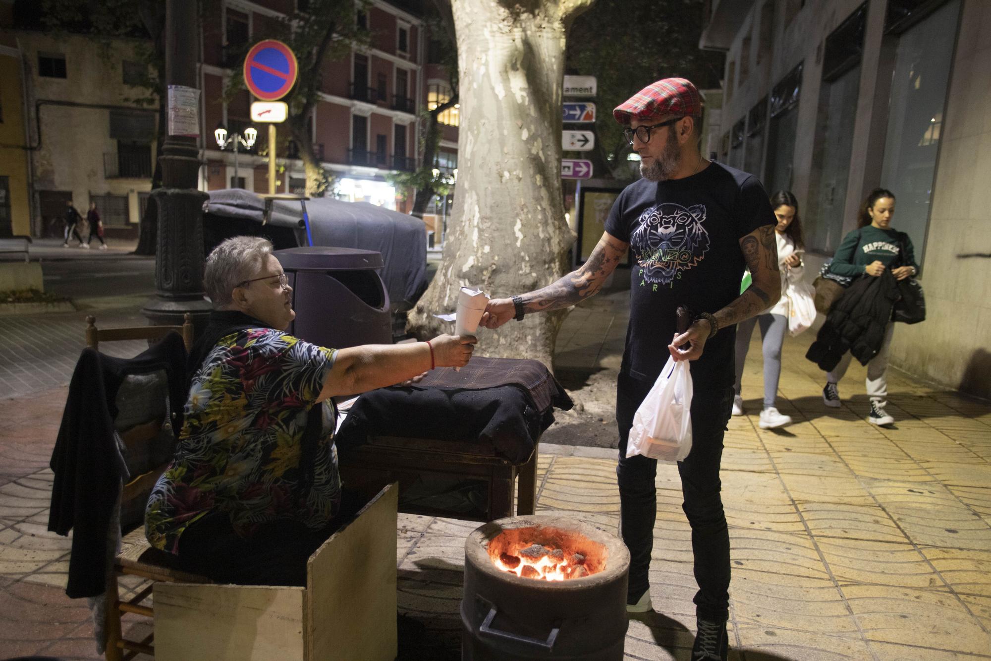 José González y Matilde Vila: la tercera generación de castañeros en Xàtiva