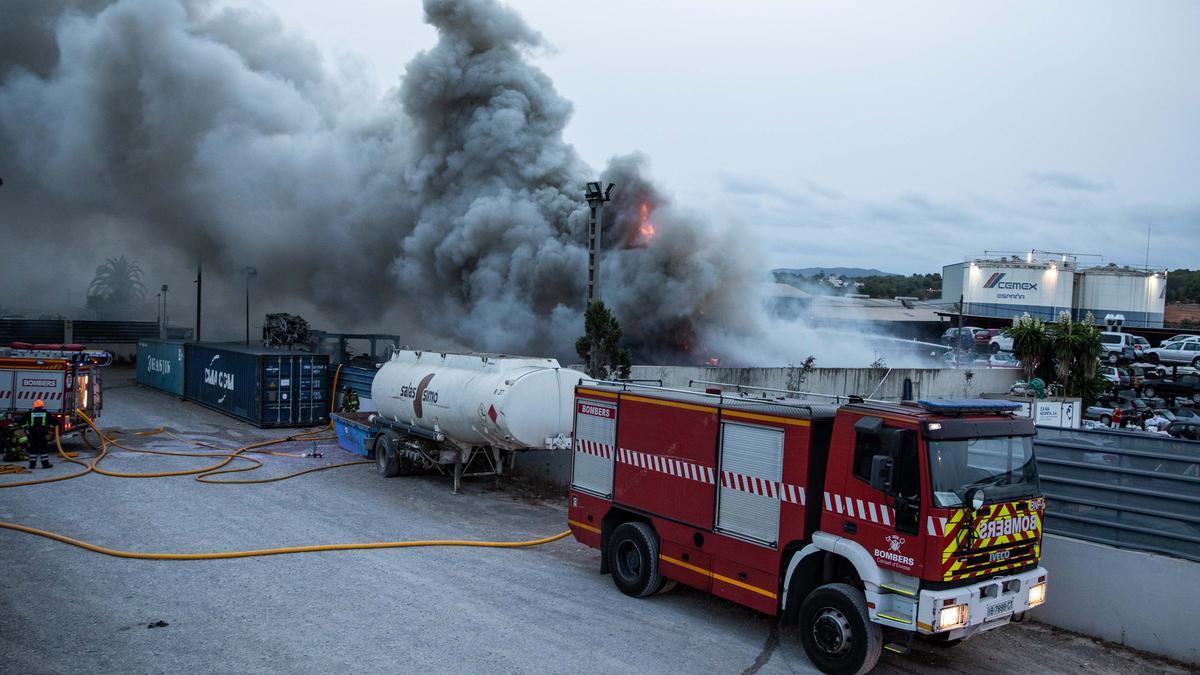 Declarado un fuego en el desguace de Ca Na Negreta