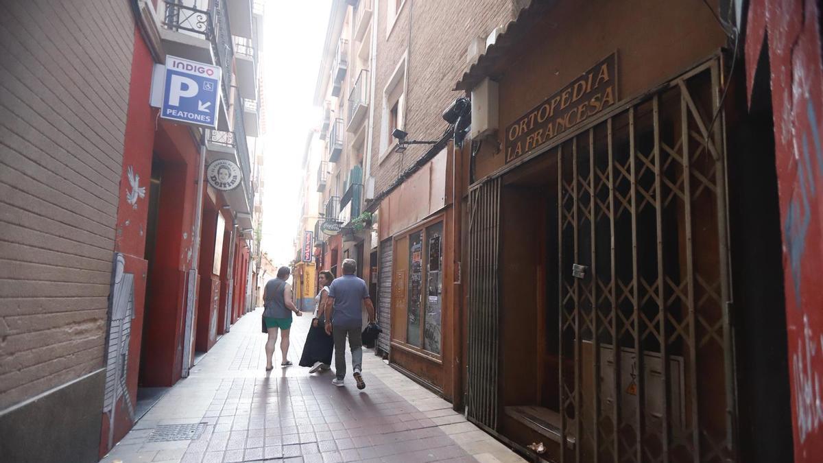 Un grupo de paseantes en una de las calles del Tubo que se inspeccionarán en los próxiomos meses.
