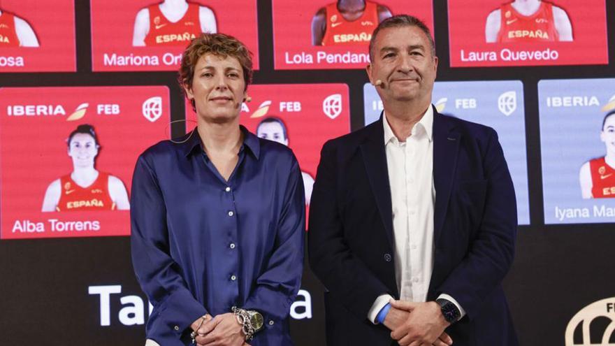 Miguel Méndez, junto a Elisa Aguilar, presidenta de la FEB. |  // EFE