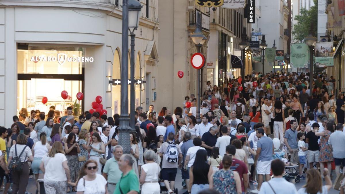 El centro de Córdoba se llena de ambiente en la Shopping Night 2025.