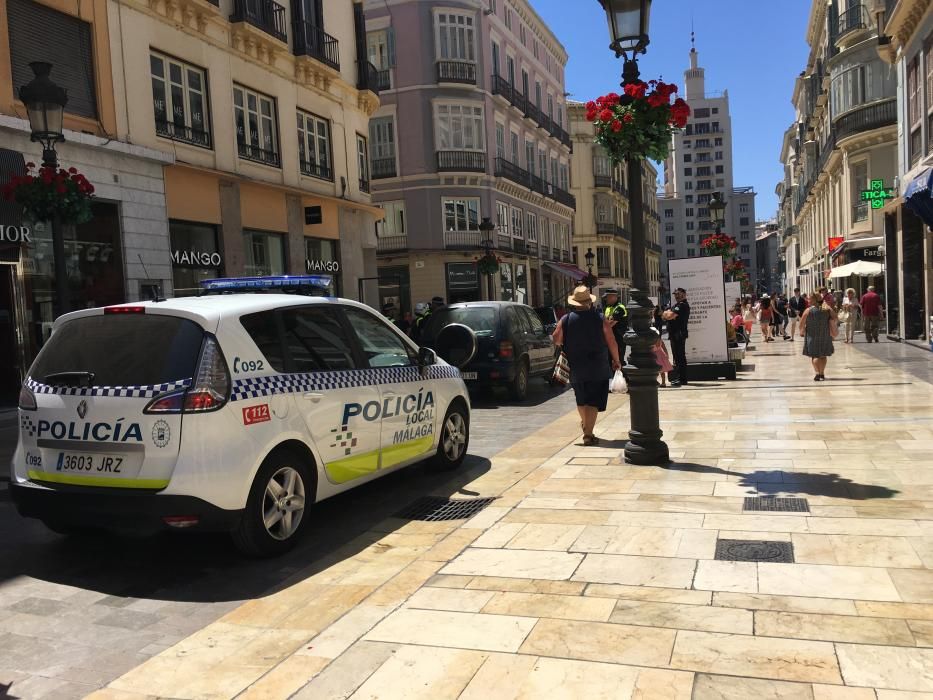 Detención de un hombre con su coche en la calle Larios.