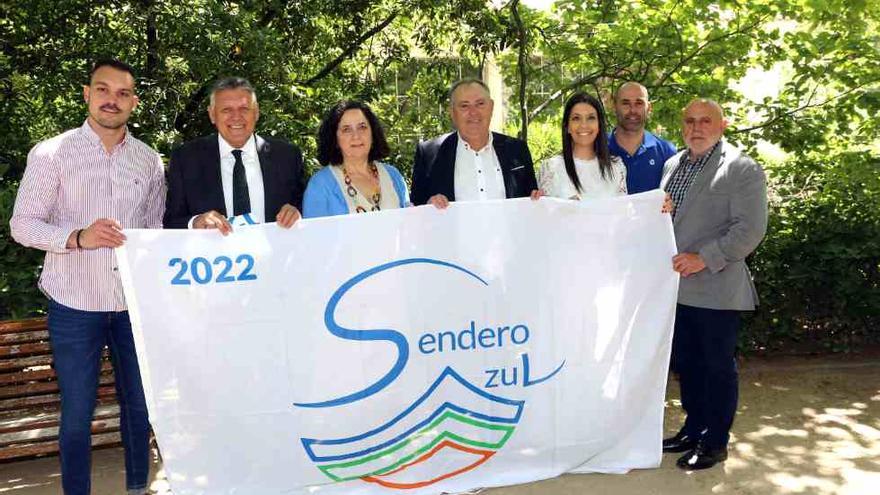 La directora xeral de Patrimonio Natural, Belén María do Campo (centro) con la representación de concellos gallegos, ayer en Madrid.