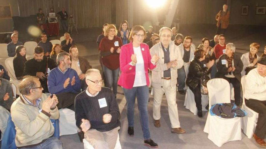 Los candidatos Carmen Adán y Xosé Collazo, en su entrada al mitin. // Santos Álvarez