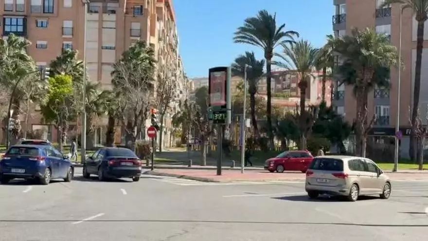 El viento hace tambalear el termómetro de la Plaza La Opinión