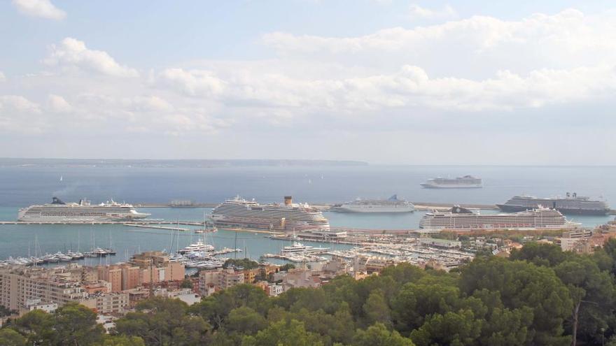 Panorámica del puerto con los buques atracados en diferentes puntos.