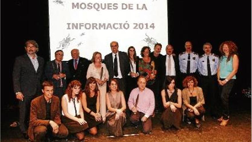 Foto de família dels premiats i els representants dels periodistes.