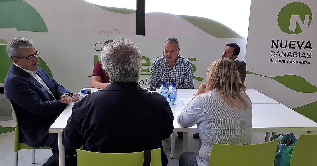 Imagen de la reunión mantenida por el candidato de Nueva Canarias a la Presidencia del Gobierno de Canarias, Román Rodríguez, con representantes del sector aeronáutico.