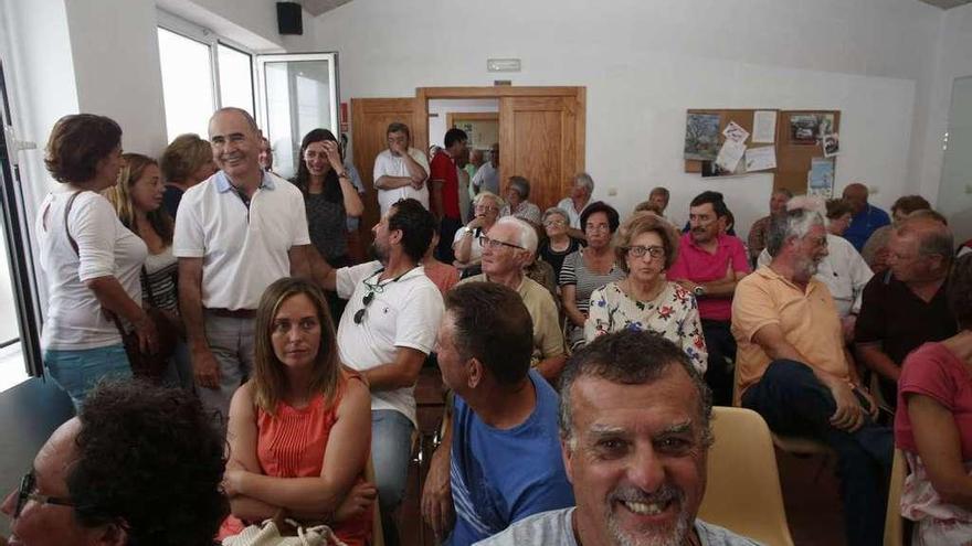 Garrido, de pie a la izquierda, y la Alcaldesa, detrás, llegando a la reunión.