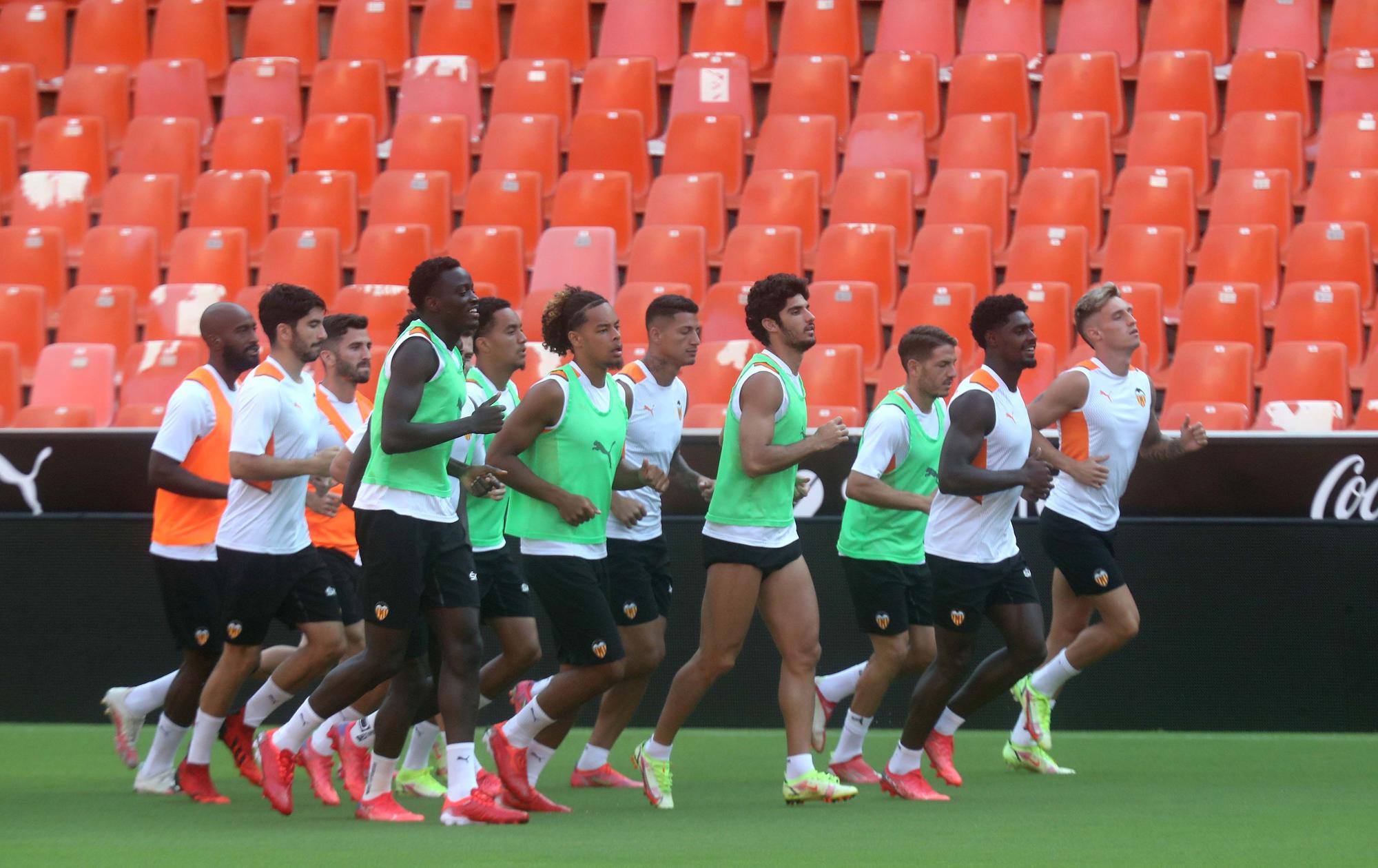 El Valencia CF prepara el partido frente al Real Madrid en Mestalla