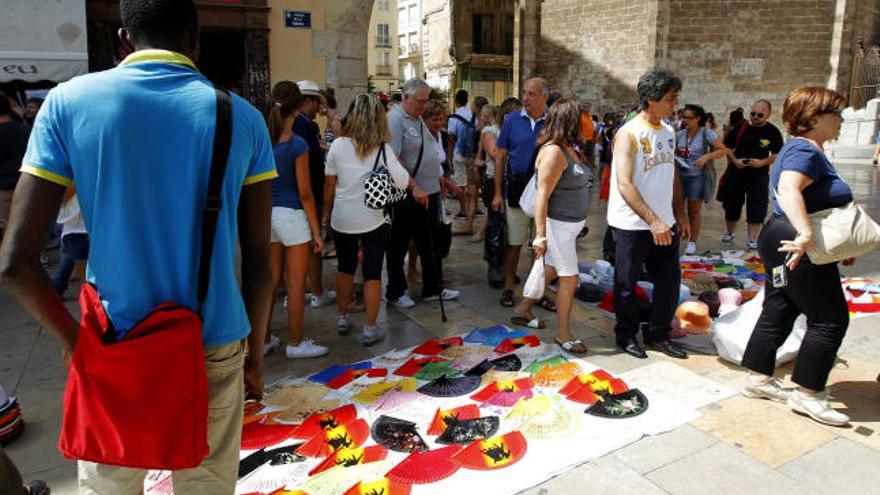 Venta ilegal en la plaza de la Reina, ayer a mediodía.