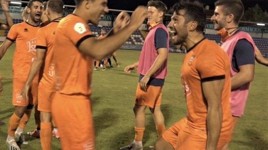 Los futbolistas del Atzeneta celebran el triunfo.