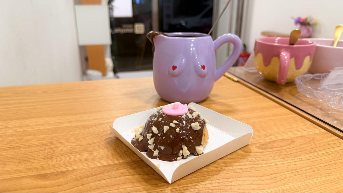 Las 'tortitetas', un dulce hecho con la base de las tortitas, con forma de pecho y un pezón elaborado con fondant de algodón.